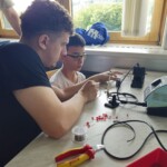 Schüler beim Löten des Lämpchens