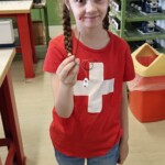 Schülerin mit selbst gelötetem Lämpchen