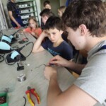 Schüler beim Löten des Lämpchens