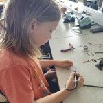 Schüler beim Löten des Lämpchens