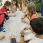 SchülerInnen beim Spielen mit den Kreiseln